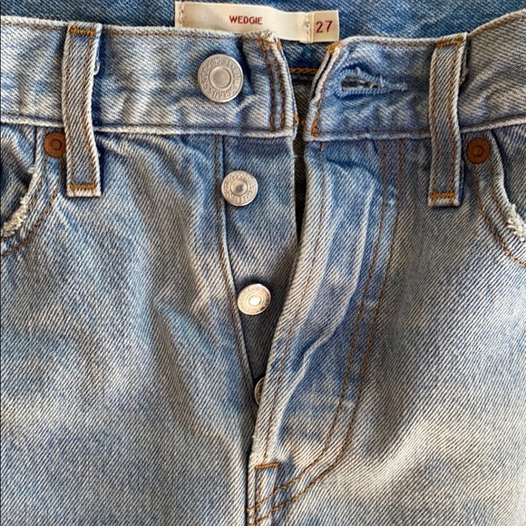 Levi’s Wedgie Light Wash Jeans - Picture 7 of 8